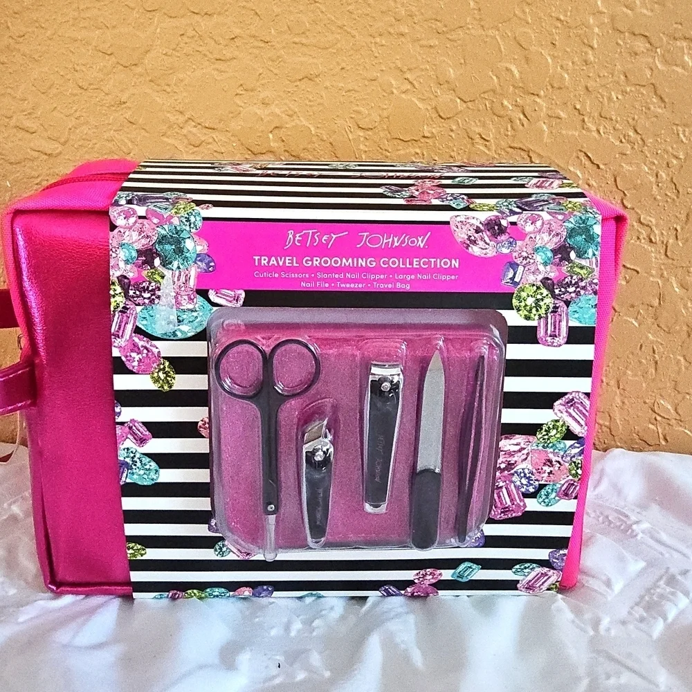 BETSEY JOHNSON TRAVEL GROOMING COLLECTION